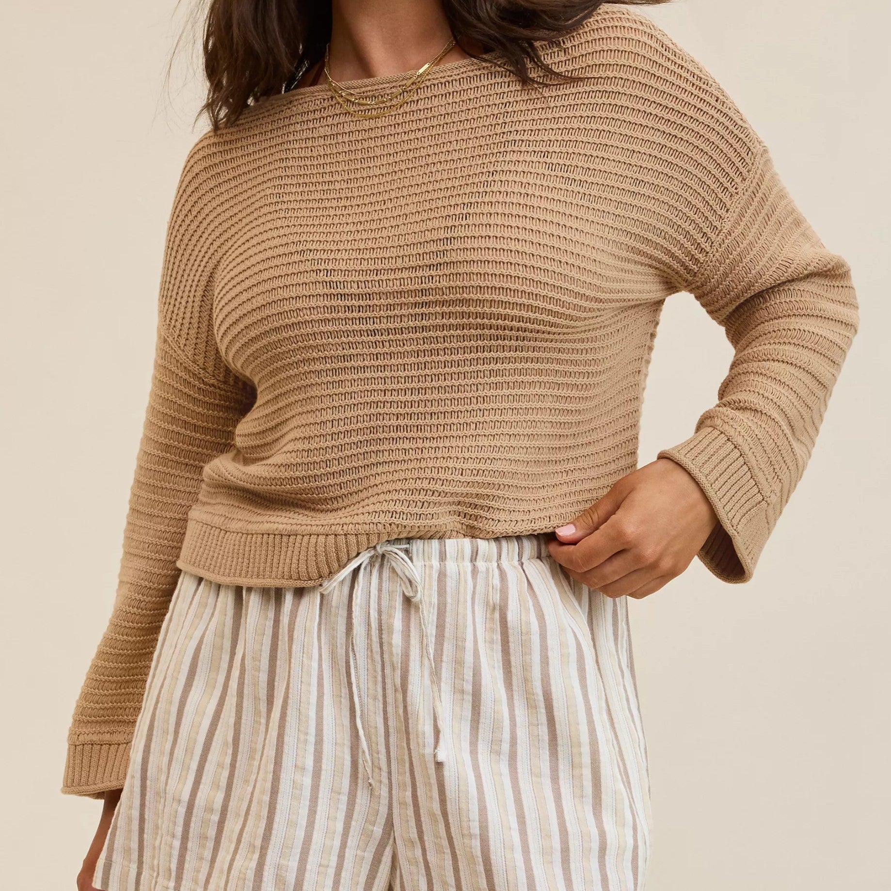 Sunkissed, texturierte Off-The-Shoulder-Sweater
