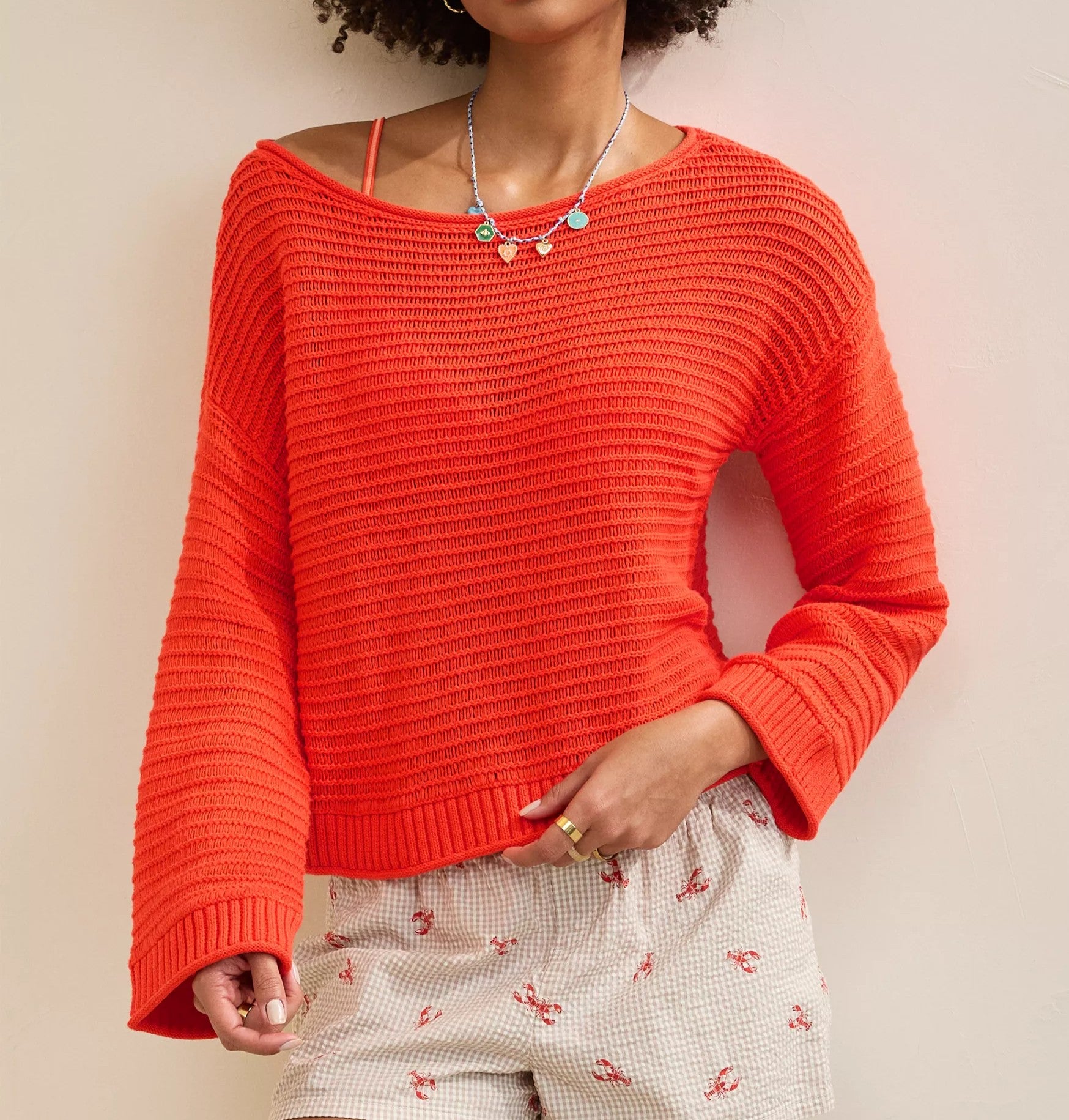 Sunkissed, texturierte Off-The-Shoulder-Sweater